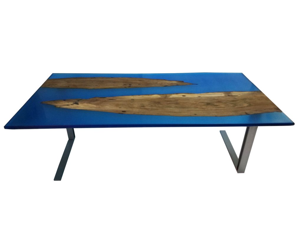 Mesa salón nogal con resina epoxi azul