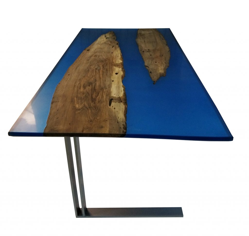 Mesa salón nogal con resina epoxi azul frontal
