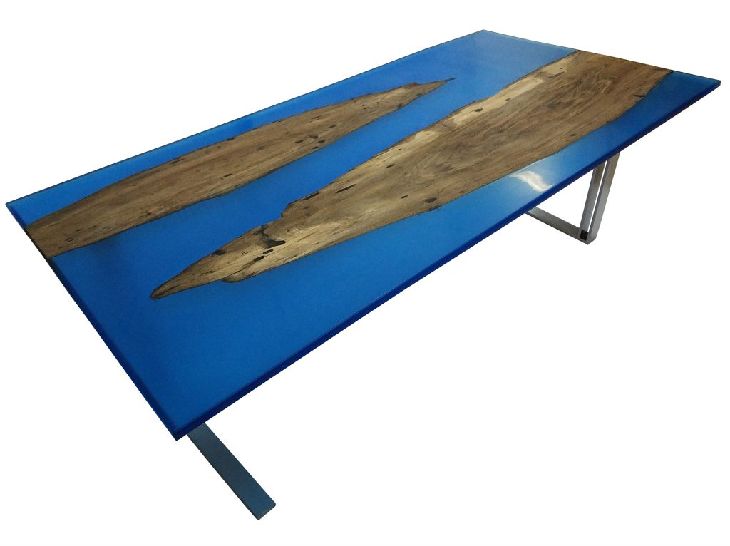 Mesa salón nogal con resina epoxi azul vista