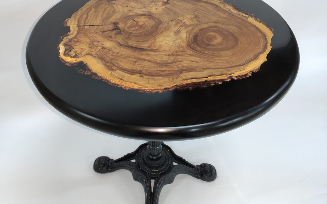 Fabricación mesa de olmo con resina epoxi negra