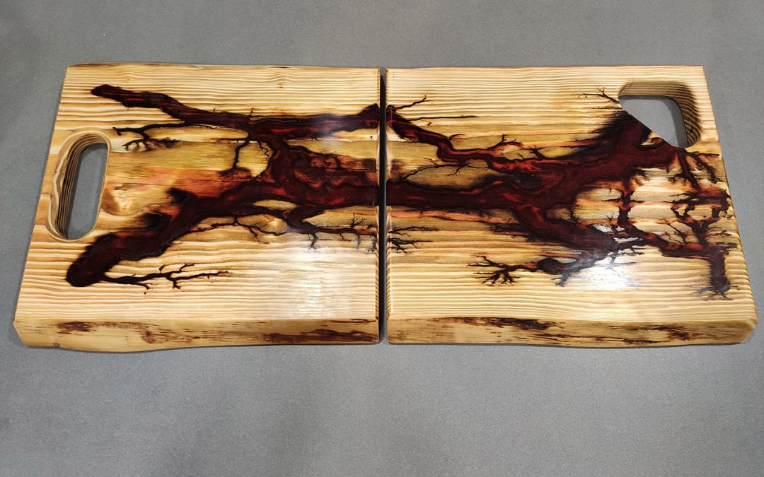 Juego de tablas de madera de pino con dibujos fractales rojos