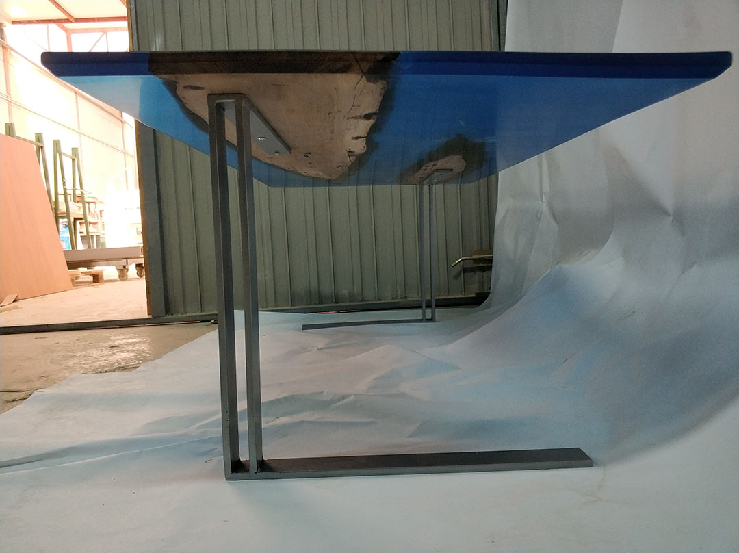 Mesa nogal con resina epoxi azul vista inferior