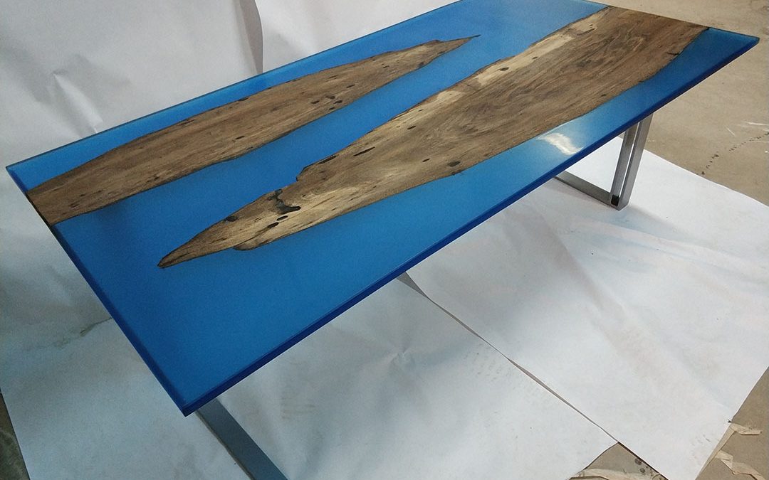 Fabricación mesa de nogal y resina azul