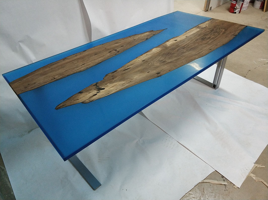 Mesa nogal con resina epoxi azul