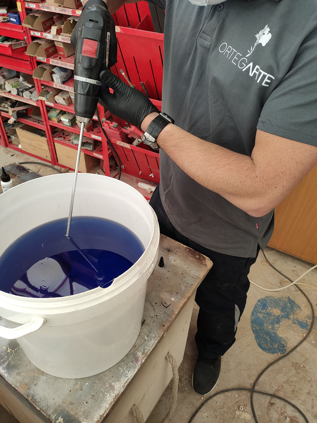 Mezclado resina epoxi con pigmento azul