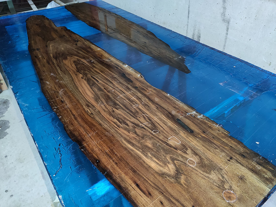 Tabla de nogal con resina epoxi azul