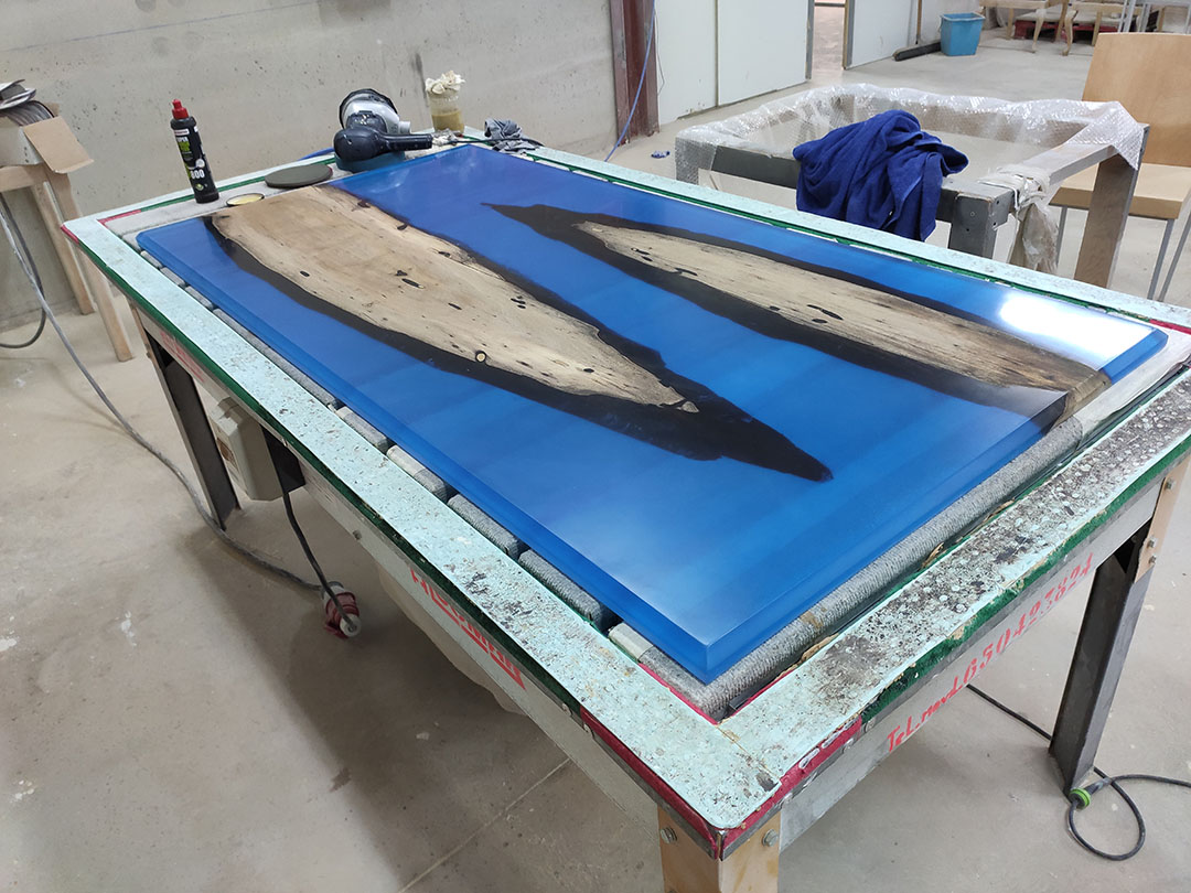 Tabla de madera de nogal y resina epoxi azul acabada