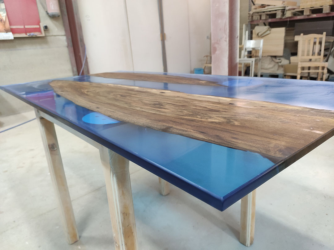 Tabla de madera de nogal y resina epoxi azul acabada detalle